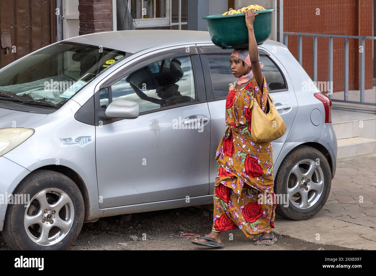 Frau mit Bananen, Arusha, Tansania Stockfoto