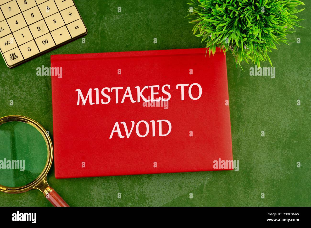 ZU VERMEIDENDE FEHLER, Text auf dem Umschlag eines Geschäftsbuchs auf grünem gesättigtem Hintergrund Stockfoto