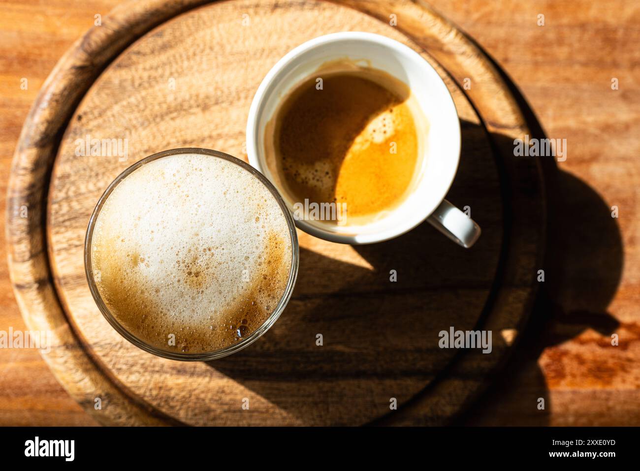 Natürlicher Müslikaffee mit Hafermilch. Warmer Holzhintergrund. Tabellenansicht von oben. Stockfoto