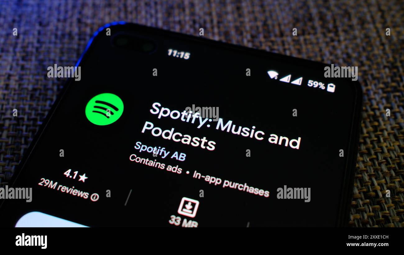 Spotify Musik- und Podcasts-App auf der Play Store-Seite auf dem Display des Mobiltelefons. London, Großbritannien, 08.24.2024 Stockfoto