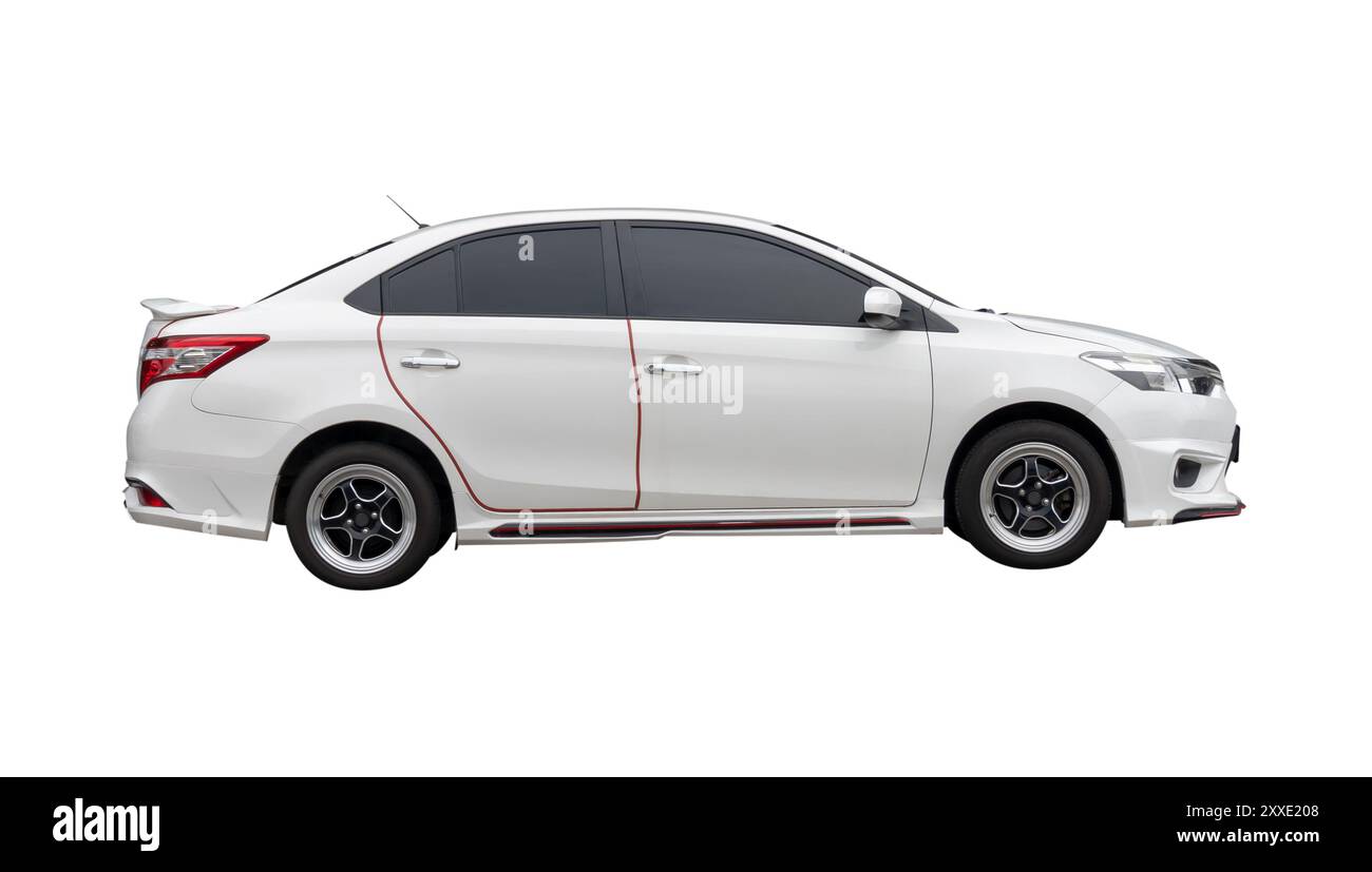 Seitenansicht des weißen Sportwagens ist isoliert auf weißem Hintergrund mit Beschneidungspfad. Stockfoto