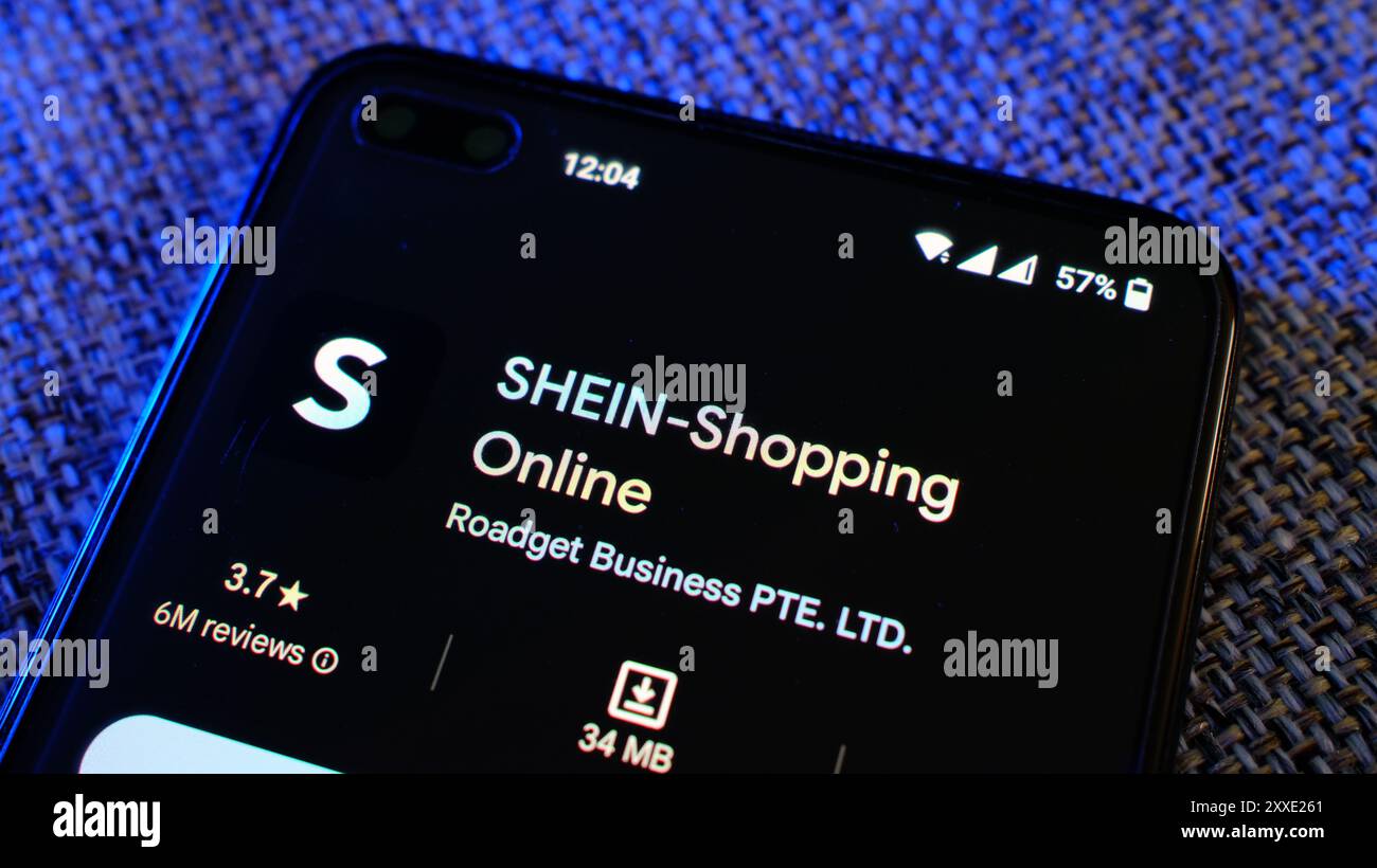 SHEIN Shopping Online-App auf der Play Store-Seite auf dem Handy-Display. London, Großbritannien, 08.24.2024 Stockfoto
