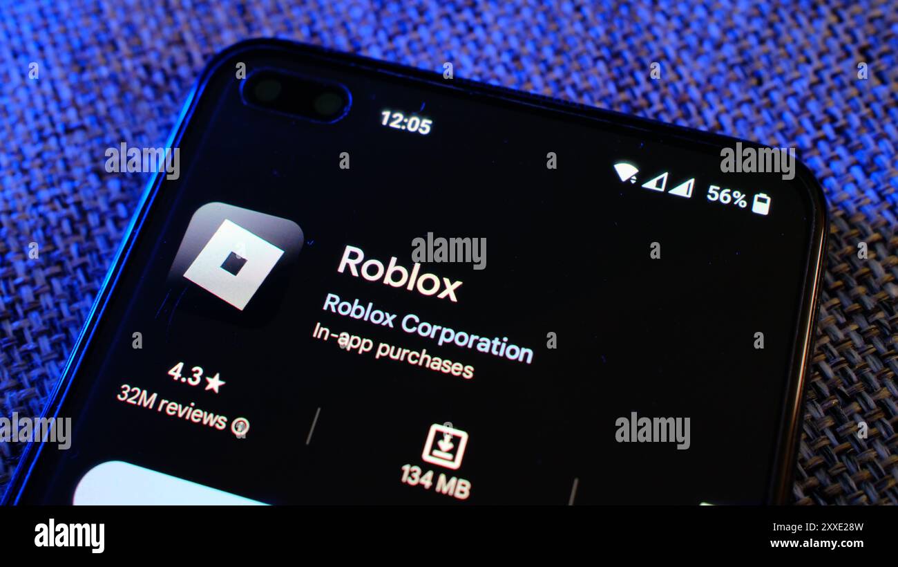 Roblox-App auf der Play Store-Seite auf dem Handy-Display. London, Großbritannien, 08.24.2024 Stockfoto