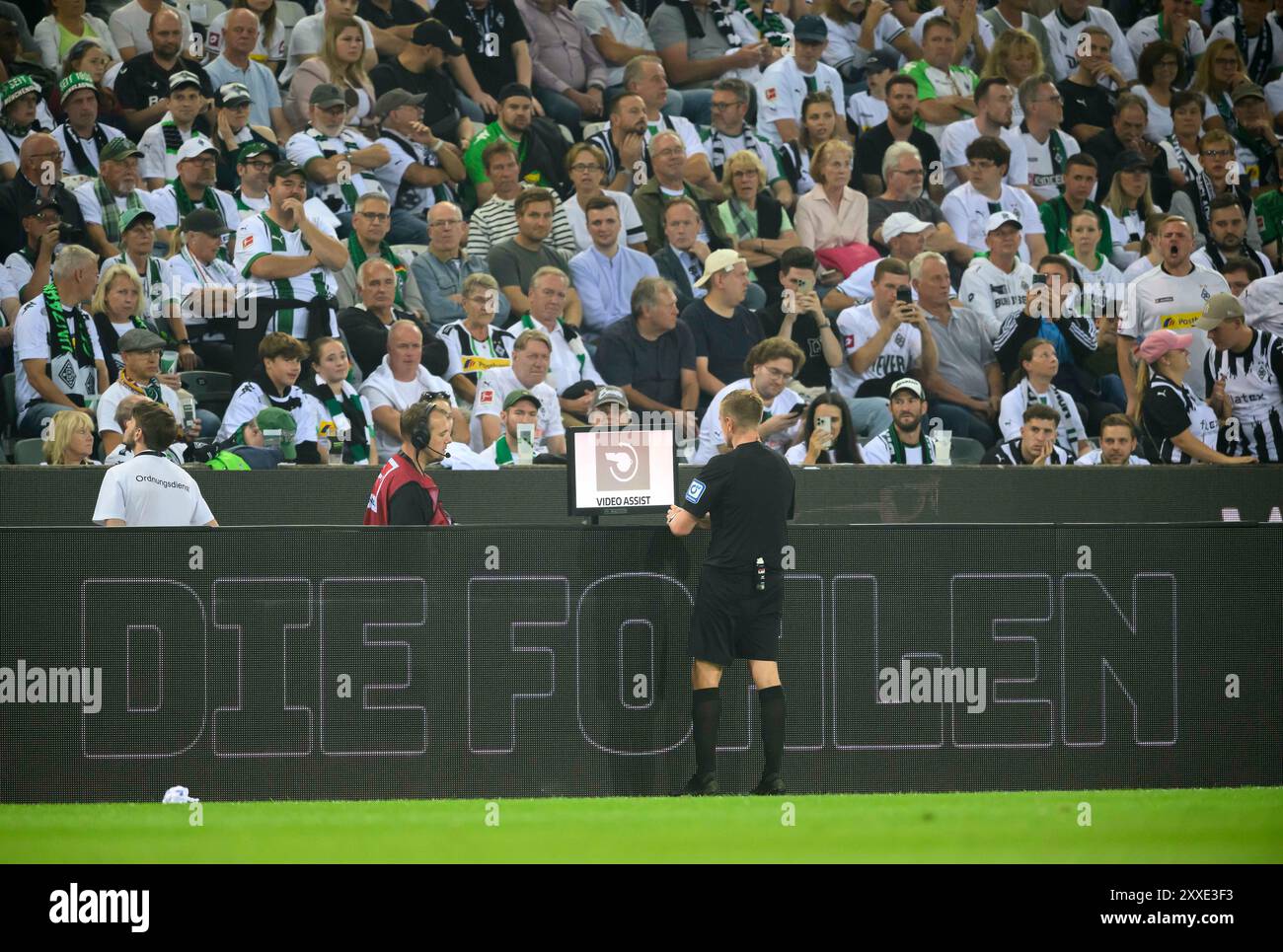 Schiedsrichter Robert SCHROEDER (Schroder) beim VAR, Fußball 1. Bundesliga, 1. Spieltag, Borussia Monchengladbach (MG) - Bayer 04 Leverkusen (LEV) 2:3, am 23. August 2024 in Borussia Monchengladbach/Deutschland. #DFL-Vorschriften verbieten die Verwendung von Fotos als Bildsequenzen und/oder Quasi-Video # Stockfoto