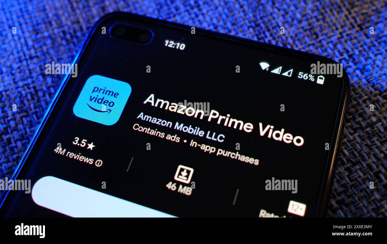 Amazon Prime Video-Streaming-Plattform-App auf der Play Store-Seite auf dem Display des Mobiltelefons. London, Großbritannien, 08.24.2024 Stockfoto