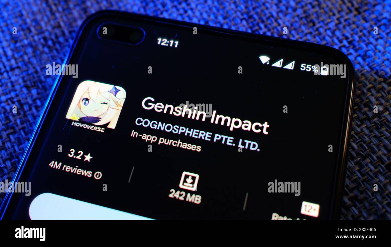 Genshin Impact-Spiel-App auf der Play Store-Seite auf dem Handy-Display. London, Großbritannien, 08.24.2024 Stockfoto