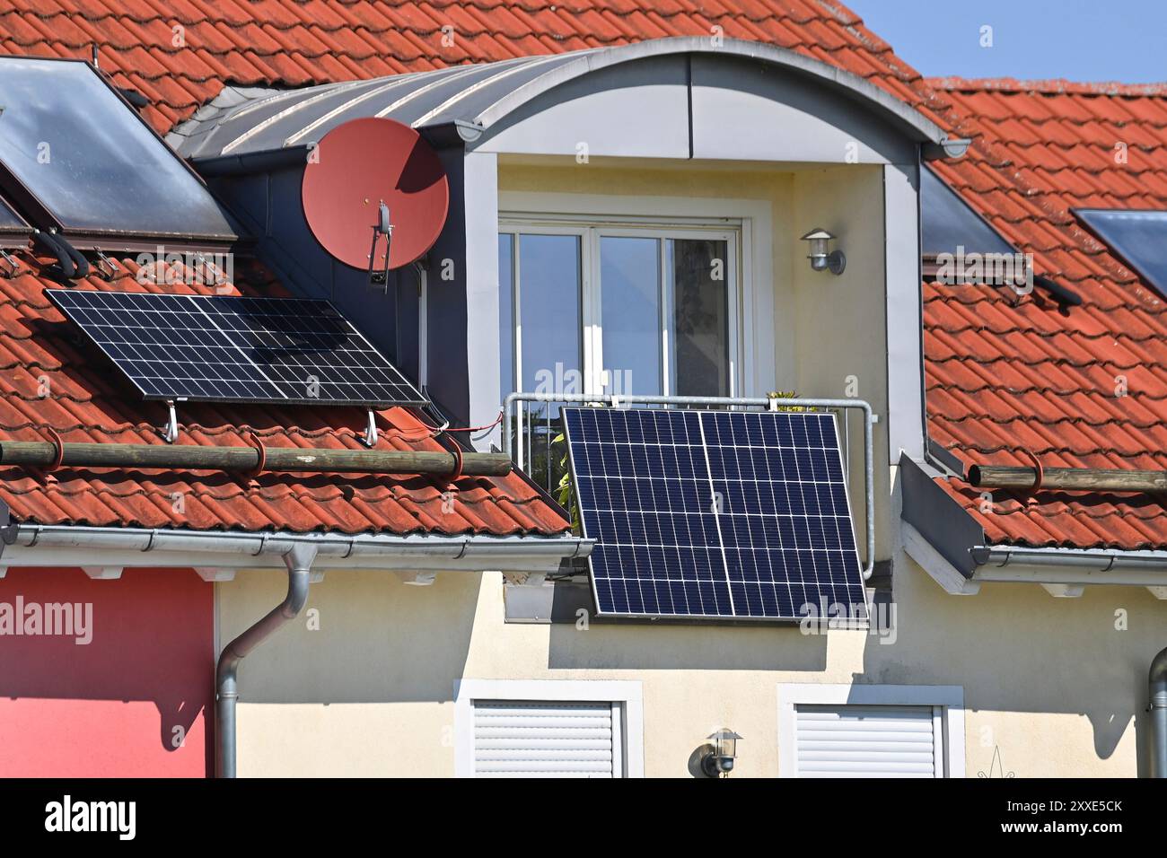 Hair, Deutschland. August 2024. Balkonkraftwerk und Photovoltaikanlage, Solarpaneele am Balkongeländer, außerhalb einer Doppelhaushälfte in Haar bei München. Solarzellen, Solarmodule, Solarenergie, Solarenergie? Quelle: dpa/Alamy Live News Stockfoto