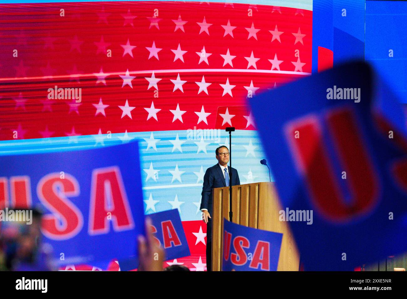 Chicago, Usa. August 2024. Der Gouverneur von Pennsylvania, Josh Shapiro, spricht am dritten Tag der Democratic National Convention (DNC) im United Center. (Foto: Jeremy Hogan/SOPA Images/SIPA USA) Credit: SIPA USA/Alamy Live News Stockfoto