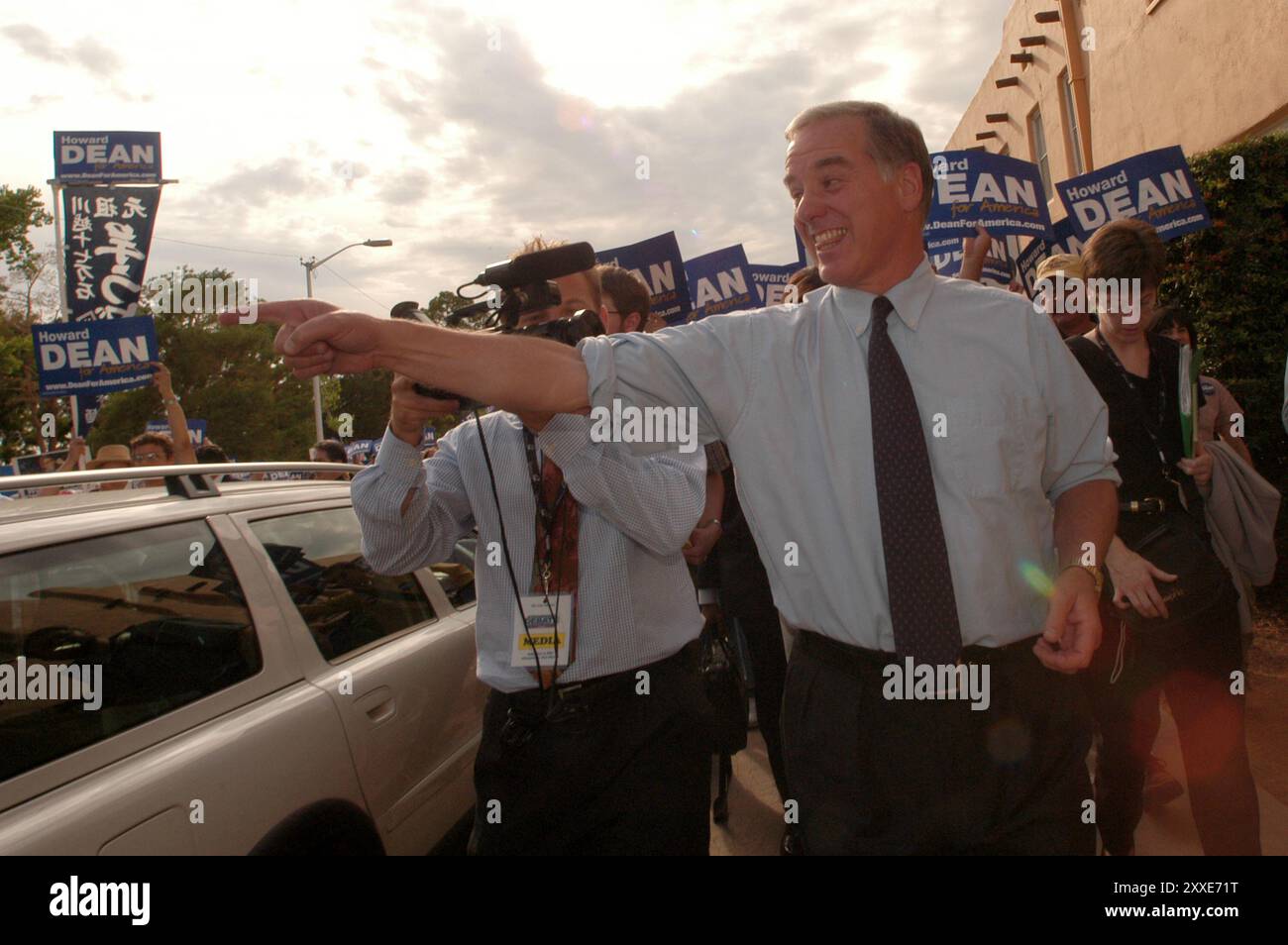 Die erste von sechs Präsidentschaftsdebatten, die unter den Kandidaturen der Demokraten für das Amt des Präsidenten 2004 stattfanden. Die Debatte fand im Popejoy Audtiorium der New Mexico University in Albuquerque statt. Howard Dean bei einer Kundgebung vor der Präsidentschaftsdebatte. Stockfoto