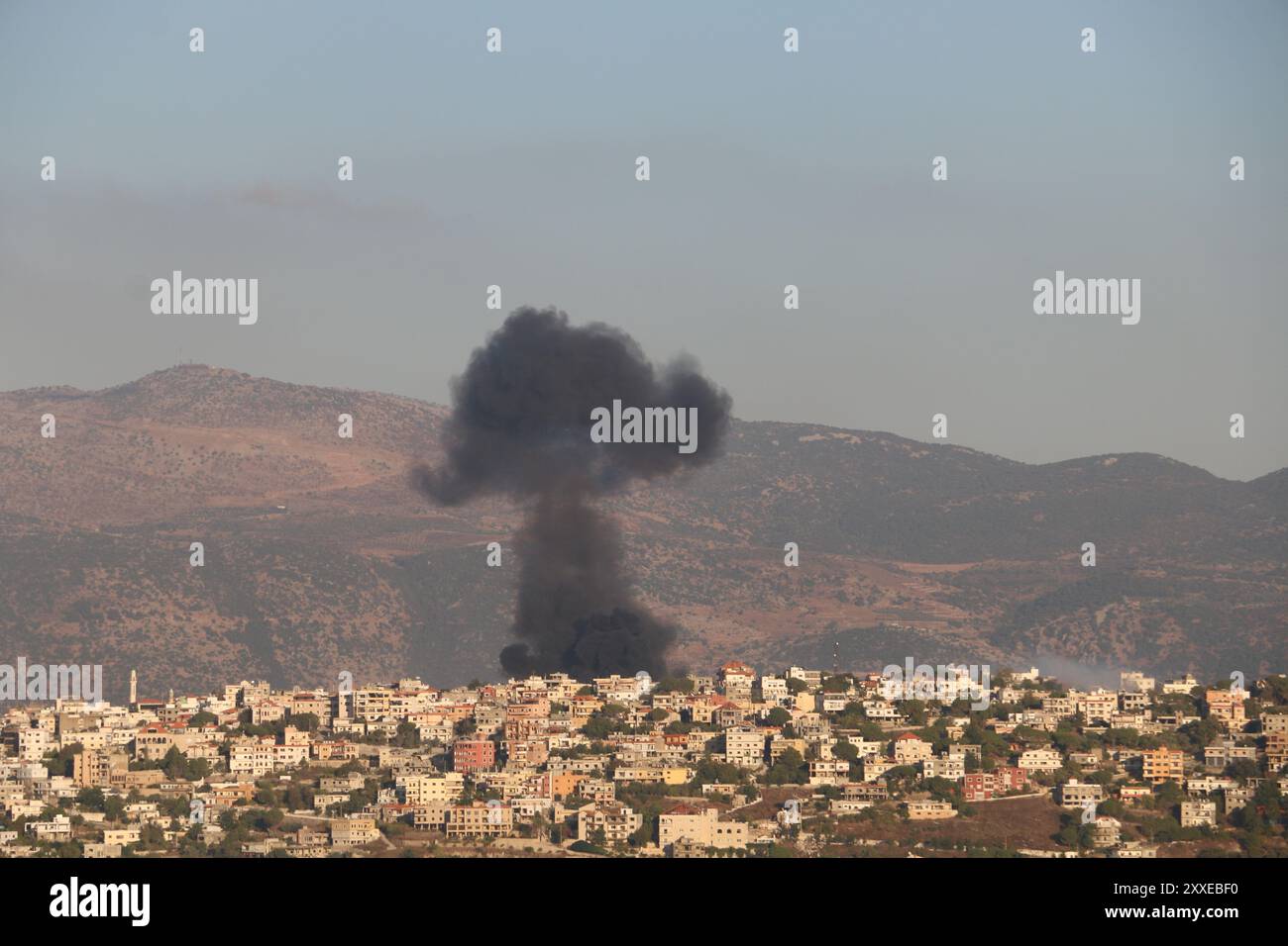 Khiam. Oktober 2023. Dieses Foto, das am 23. August 2024 aufgenommen wurde, zeigt den Rauch eines israelischen Bombenanschlags in Khiam, Libanon. Die Spannungen entlang der Grenze zwischen Libanon und Israel eskalierten am 8. Oktober 2023, nachdem die bewaffnete libanesische Gruppe Hisbollah in Solidarität mit dem Angriff der Hamas auf Israel am Tag zuvor Raketen abgefeuert hatte. Israel revanchierte sich dann, indem er schwere Artillerie auf den Südosten des Libanon feuerte. Quelle: Taher Abu Hamdan/Xinhua/Alamy Live News Stockfoto