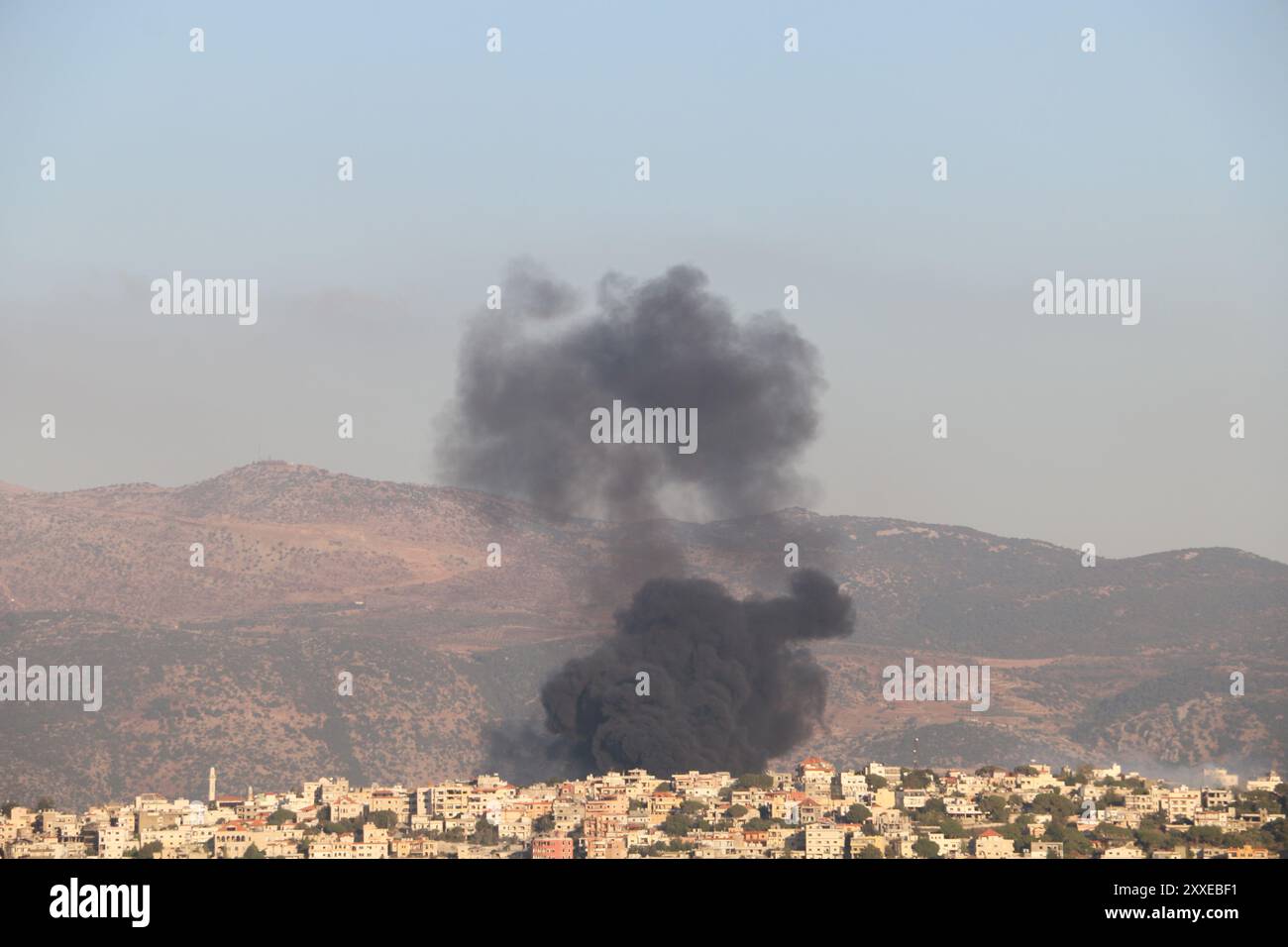 Khiam. Oktober 2023. Dieses Foto, das am 23. August 2024 aufgenommen wurde, zeigt den Rauch eines israelischen Bombenanschlags in Khiam, Libanon. Die Spannungen entlang der Grenze zwischen Libanon und Israel eskalierten am 8. Oktober 2023, nachdem die bewaffnete libanesische Gruppe Hisbollah in Solidarität mit dem Angriff der Hamas auf Israel am Tag zuvor Raketen abgefeuert hatte. Israel revanchierte sich dann, indem er schwere Artillerie auf den Südosten des Libanon feuerte. Quelle: Taher Abu Hamdan/Xinhua/Alamy Live News Stockfoto