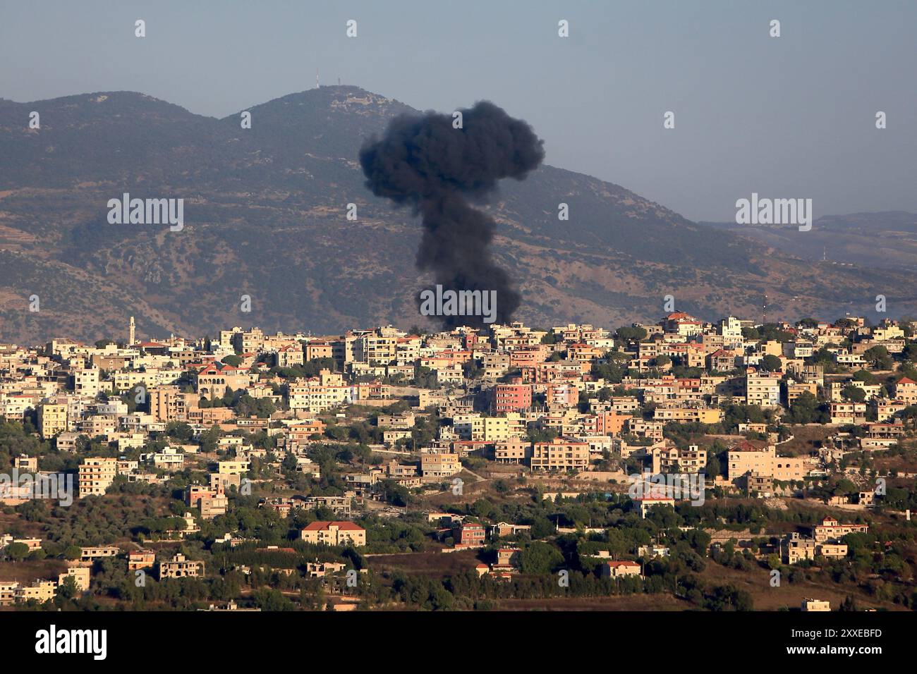 Khiam. Oktober 2023. Dieses Foto, das am 23. August 2024 aufgenommen wurde, zeigt den Rauch eines israelischen Bombenanschlags in Khiam, Libanon. Die Spannungen entlang der Grenze zwischen Libanon und Israel eskalierten am 8. Oktober 2023, nachdem die bewaffnete libanesische Gruppe Hisbollah in Solidarität mit dem Angriff der Hamas auf Israel am Tag zuvor Raketen abgefeuert hatte. Israel revanchierte sich dann, indem er schwere Artillerie auf den Südosten des Libanon feuerte. Quelle: Ali Hashisho/Xinhua/Alamy Live News Stockfoto