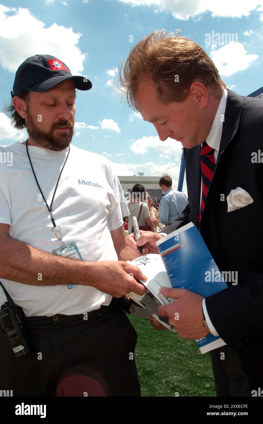 Kjell Inge Røkke Signerer hjelmen til en av arbeiderne ved Kvaerner Philadelphia i forbindelse med dåpen av Skipet Manukai. Stockfoto