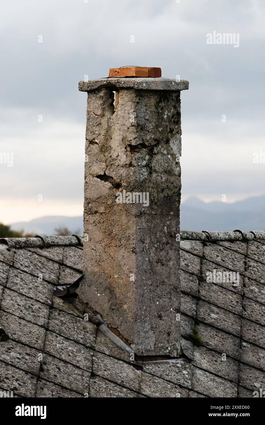 Schornstein auf einem Dach in Südeuropa. Stockfoto