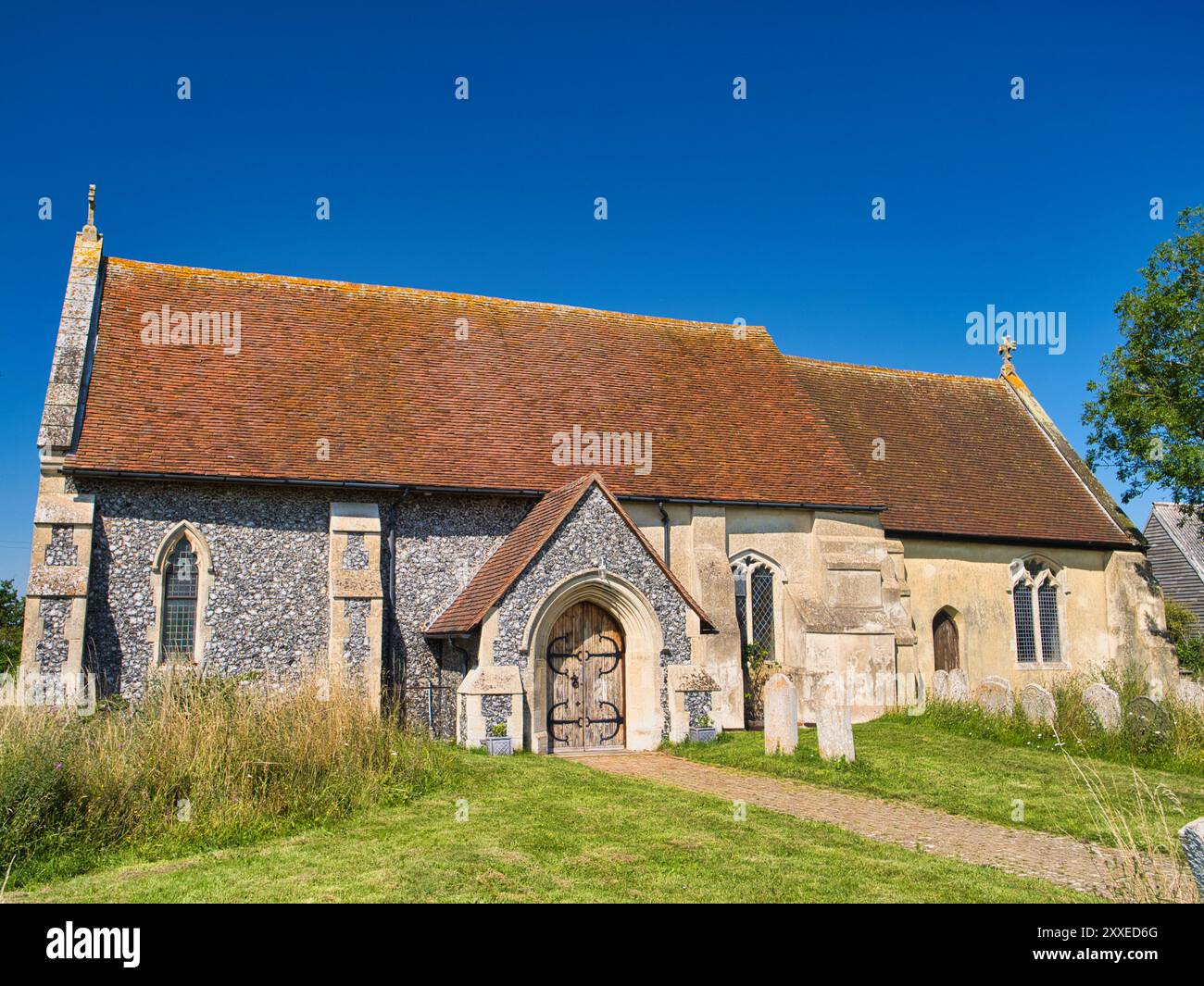 Wrabness, Großbritannien - 29. Juli 24: All Saints Church in Wrabness, East Essex, England, Vereinigtes Königreich. Der normannische Stil stammt aus dem 12. Jahrhundert und hat keinen Glockenturm Stockfoto