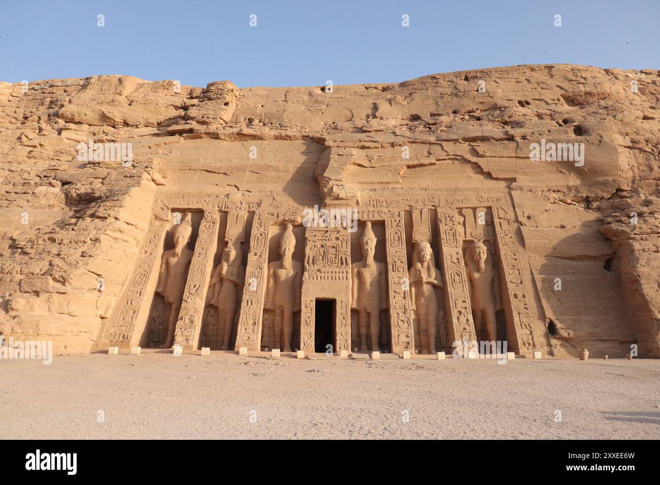 altägyptischer Tempel von Abu Simbel (Tempel von Ramsess II und Nefertari) Stockfoto