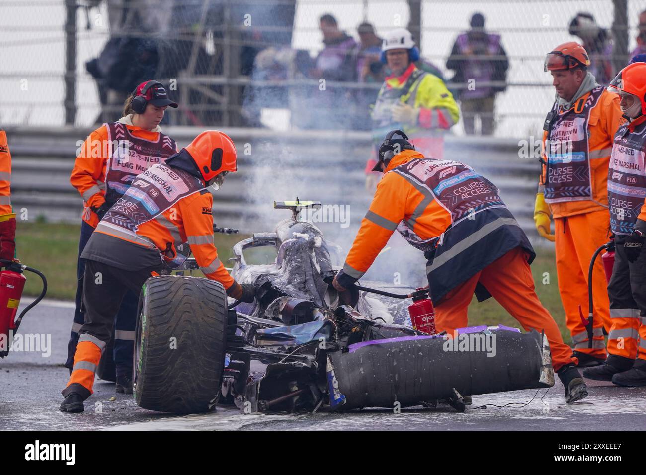 Zandvoort, Niederlande. August 2024. ZANDVOORT, NIEDERLANDE - 24. AUGUST: Feuerwehrleute und marshalls sind mit dem Auto von Logan Sargeant von Williams beschäftigt, nachdem sie am 24. August 2024 in Zandvoort, Niederlande, im Freien Training 2 während des F1-Heineken Dutch GP teilgenommen hatten. (Foto von Andre Weening/Orange Pictures) Credit: dpa/Alamy Live News Stockfoto