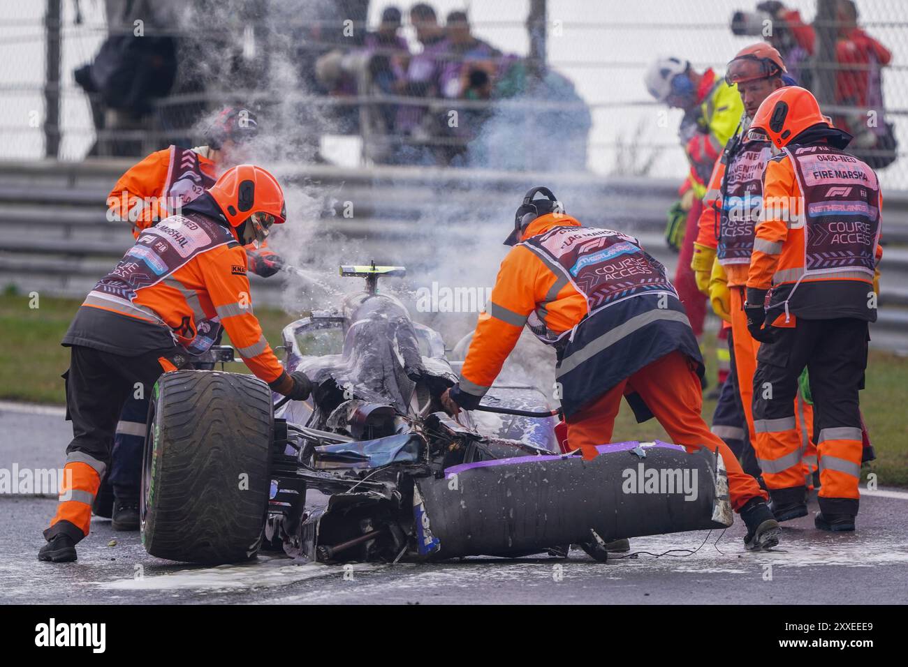 Zandvoort, Niederlande. August 2024. ZANDVOORT, NIEDERLANDE - 24. AUGUST: Feuerwehrleute und marshalls sind mit dem Auto von Logan Sargeant von Williams beschäftigt, nachdem sie am 24. August 2024 in Zandvoort, Niederlande, im Freien Training 2 während des F1-Heineken Dutch GP teilgenommen hatten. (Foto von Andre Weening/Orange Pictures) Credit: dpa/Alamy Live News Stockfoto