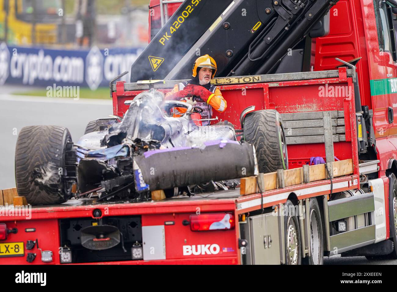 Zandvoort, Niederlande. August 2024. ZANDVOORT, NIEDERLANDE - 24. AUGUST: Feuerwehrleute und marshalls sind mit dem Auto von Logan Sargeant von Williams beschäftigt, nachdem sie am 24. August 2024 in Zandvoort, Niederlande, im Freien Training 2 während des F1-Heineken Dutch GP teilgenommen hatten. (Foto von Andre Weening/Orange Pictures) Credit: dpa/Alamy Live News Stockfoto