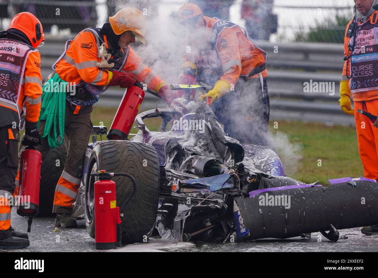 Zandvoort, Niederlande. August 2024. ZANDVOORT, NIEDERLANDE - 24. AUGUST: Feuerwehrleute und marshalls sind mit dem Auto von Logan Sargeant von Williams beschäftigt, nachdem sie am 24. August 2024 in Zandvoort, Niederlande, im Freien Training 2 während des F1-Heineken Dutch GP teilgenommen hatten. (Foto von Andre Weening/Orange Pictures) Credit: dpa/Alamy Live News Stockfoto