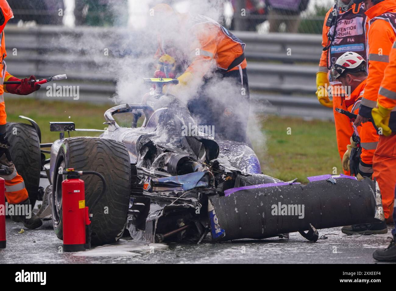 Zandvoort, Niederlande. August 2024. ZANDVOORT, NIEDERLANDE - 24. AUGUST: Feuerwehrleute und marshalls sind mit dem Auto von Logan Sargeant von Williams beschäftigt, nachdem sie am 24. August 2024 in Zandvoort, Niederlande, im Freien Training 2 während des F1-Heineken Dutch GP teilgenommen hatten. (Foto von Andre Weening/Orange Pictures) Credit: dpa/Alamy Live News Stockfoto