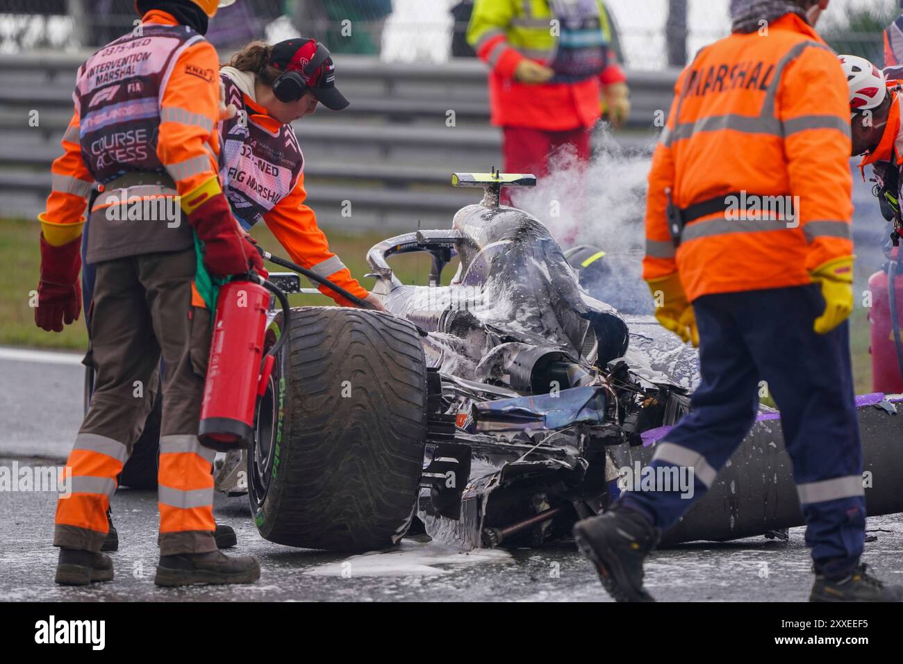 Zandvoort, Niederlande. August 2024. ZANDVOORT, NIEDERLANDE - 24. AUGUST: Feuerwehrleute und marshalls sind mit dem Auto von Logan Sargeant von Williams beschäftigt, nachdem sie am 24. August 2024 in Zandvoort, Niederlande, im Freien Training 2 während des F1-Heineken Dutch GP teilgenommen hatten. (Foto von Andre Weening/Orange Pictures) Credit: dpa/Alamy Live News Stockfoto