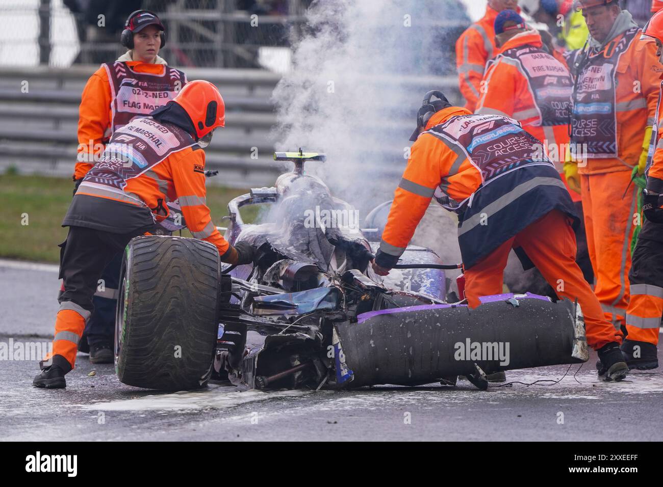 Zandvoort, Niederlande. August 2024. ZANDVOORT, NIEDERLANDE - 24. AUGUST: Feuerwehrleute und marshalls sind mit dem Auto von Logan Sargeant von Williams beschäftigt, nachdem sie am 24. August 2024 in Zandvoort, Niederlande, im Freien Training 2 während des F1-Heineken Dutch GP teilgenommen hatten. (Foto von Andre Weening/Orange Pictures) Credit: dpa/Alamy Live News Stockfoto