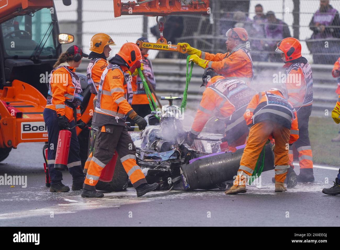 Zandvoort, Niederlande. August 2024. ZANDVOORT, NIEDERLANDE - 24. AUGUST: Feuerwehrleute und marshalls sind mit dem Auto von Logan Sargeant von Williams beschäftigt, nachdem sie am 24. August 2024 in Zandvoort, Niederlande, im Freien Training 2 während des F1-Heineken Dutch GP teilgenommen hatten. (Foto von Andre Weening/Orange Pictures) Credit: dpa/Alamy Live News Stockfoto
