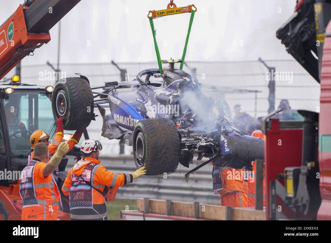 Zandvoort, Niederlande. August 2024. ZANDVOORT, NIEDERLANDE - 24. AUGUST: Feuerwehrleute und marshalls sind mit dem Auto von Logan Sargeant von Williams beschäftigt, nachdem sie am 24. August 2024 in Zandvoort, Niederlande, im Freien Training 2 während des F1-Heineken Dutch GP teilgenommen hatten. (Foto von Andre Weening/Orange Pictures) Credit: dpa/Alamy Live News Stockfoto