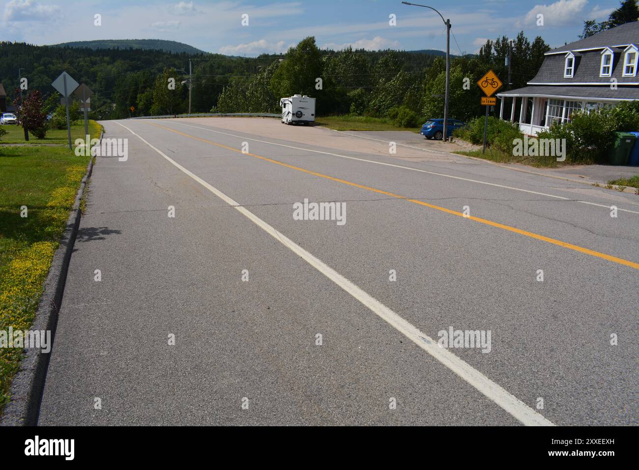 Getreidefeld in Ontario in der Nähe von Arnprior mit alter Holzscheune im Hintergrund mit blauem Himmel Stockfoto