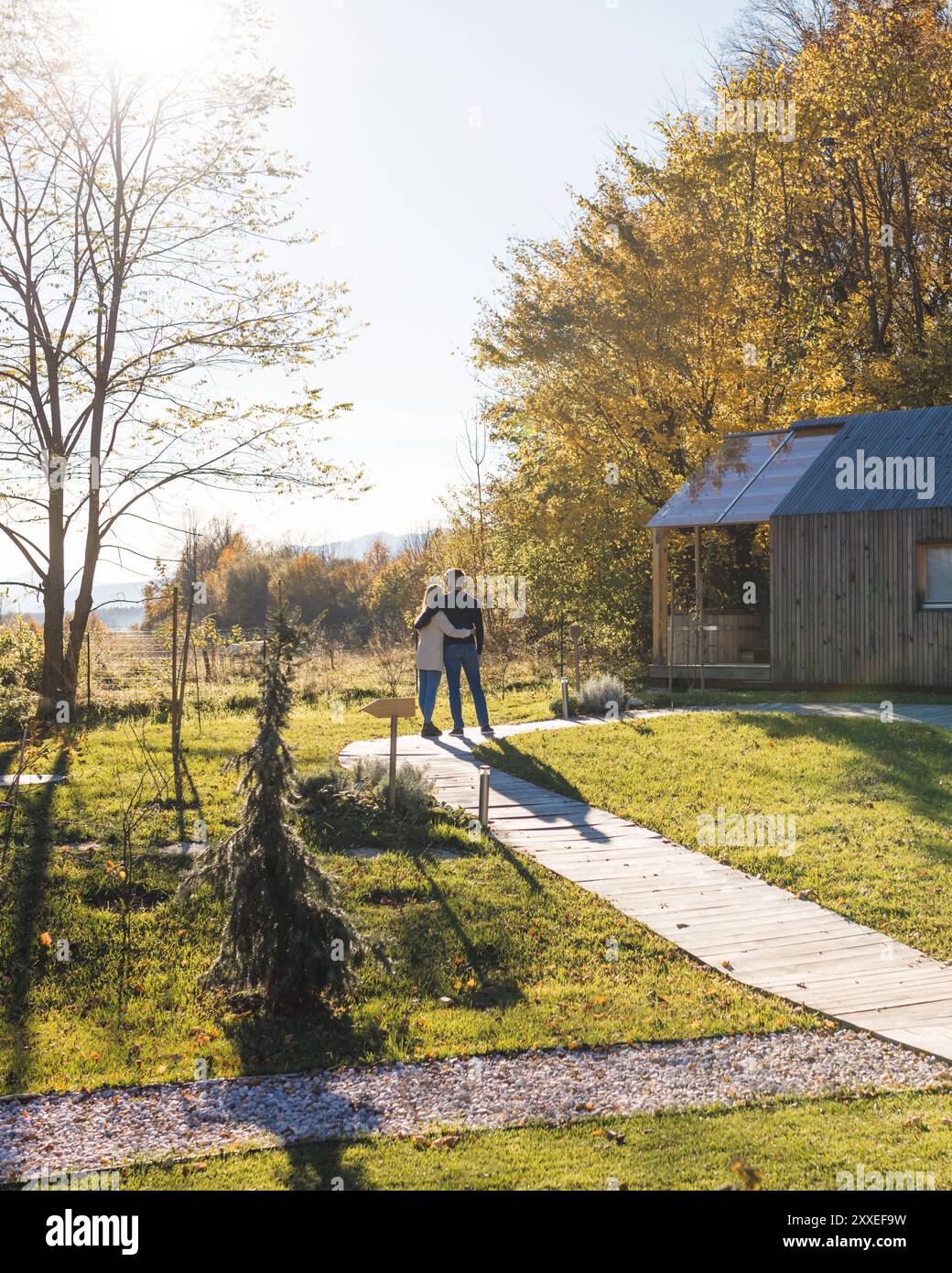 Umarmtes Paar genießt atemberaubende umliegende Landschaften des Glamping Resorts. Naturerlebnis und Entspannungskonzepte. Stockfoto