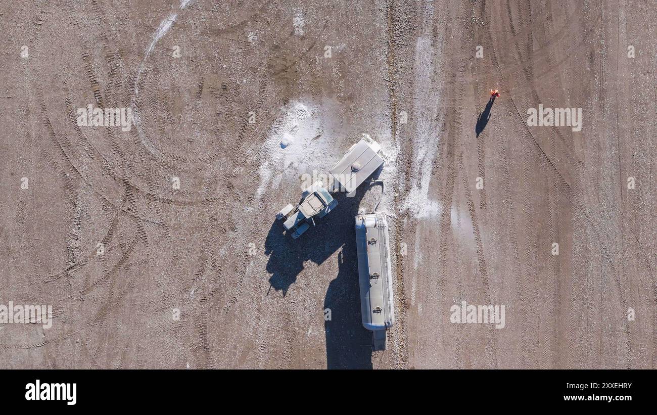 Erdbewegungsgeräte. Luftaufnahme einer großen Baustelle mit mehreren Erdbewegungsmaschinen Stockfoto