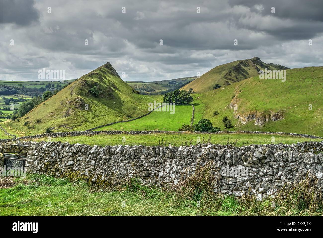 Blick auf Parkhouse Hill und Chrome Hill, Derbyshire, Peak District. Ein anspruchsvoller Spaziergang von Earl Sterndale führt über beide Hügel und zurück. Stockfoto