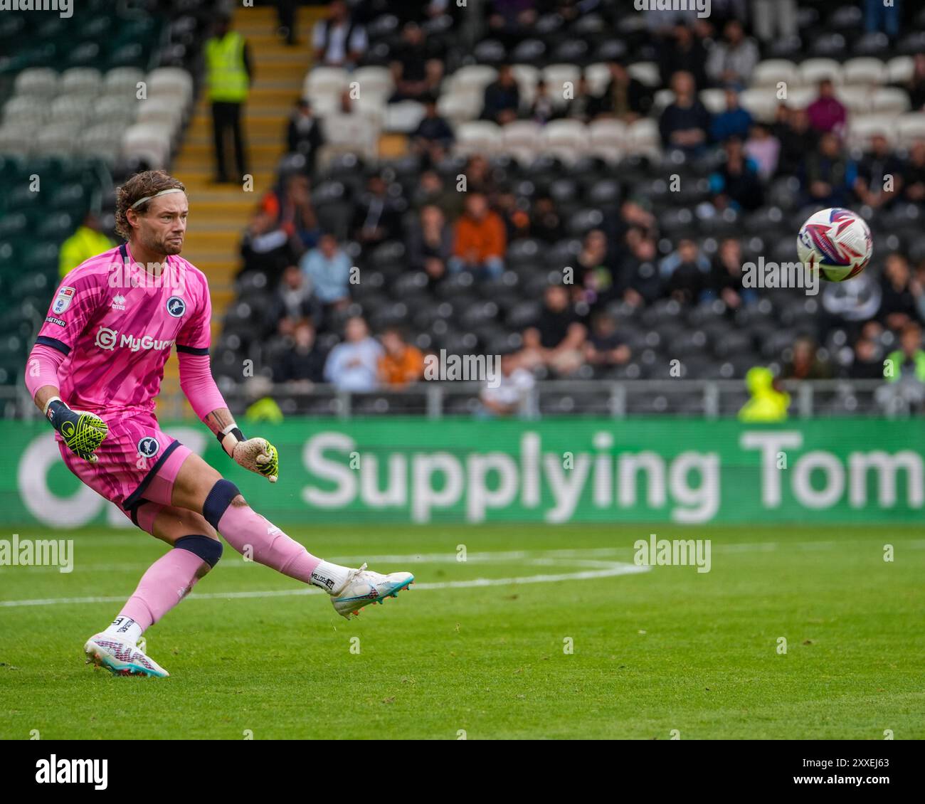 RUMPF, GROSSBRITANNIEN. August 2024. EFL Championship: Hull City AFC gegen Millwall FC. Lukas Jensen von Millwall FC Torstoß. Credit Paul Whitehurst/PBW Media/Alamy Live News Stockfoto