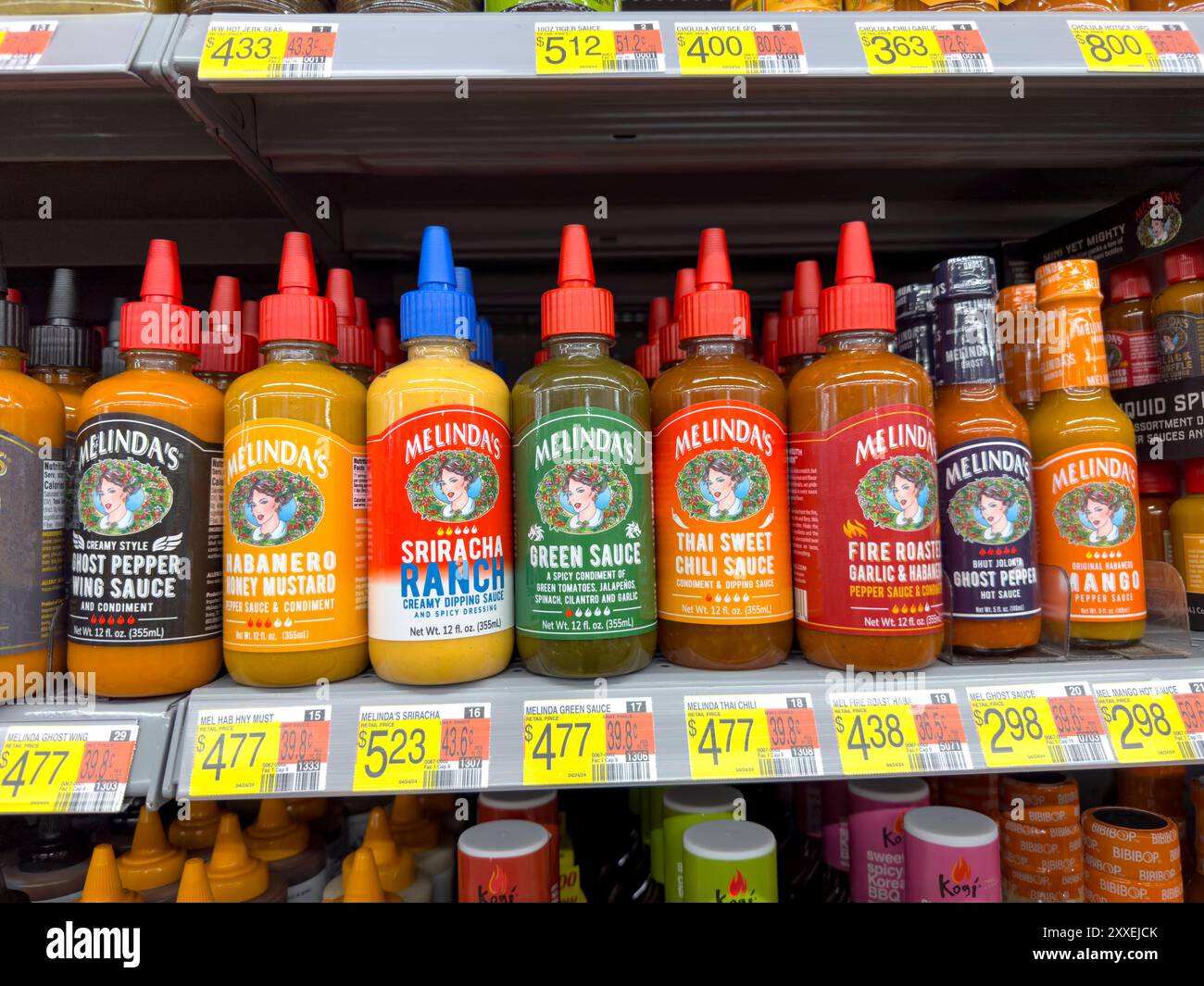 Los Angeles, Kalifornien, USA - 14.04.2024: Ein Blick auf mehrere Flaschen Melinda's Hot Soße, ausgestellt in einem örtlichen Lebensmittelgeschäft. Stockfoto
