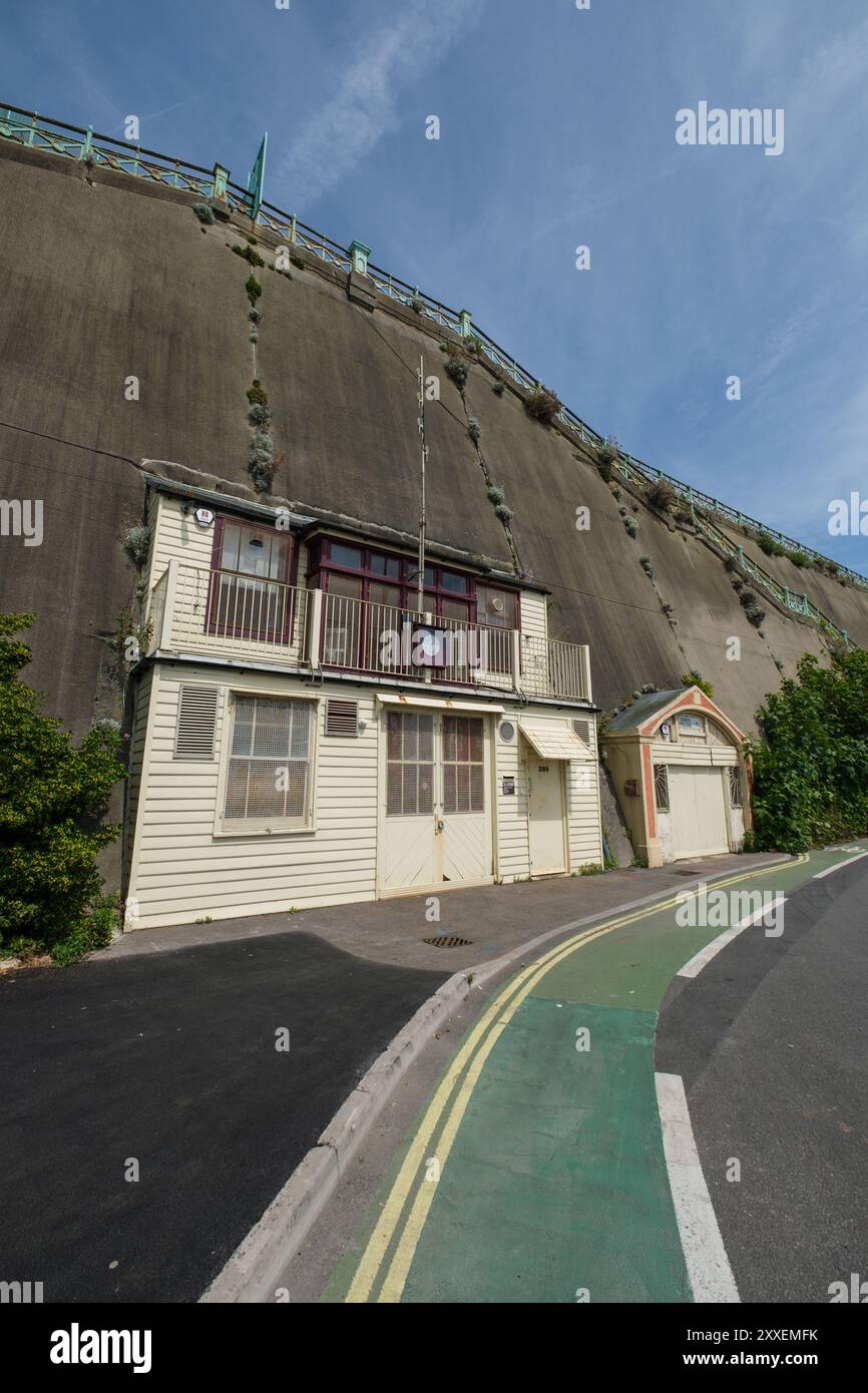 285 Madeira Terrace Brighton die Werkstätten der Volks Railway befinden sich in der Cliff Face der East Cliff Wall. Historisches Gebäude aus den 1880er Jahren Stockfoto