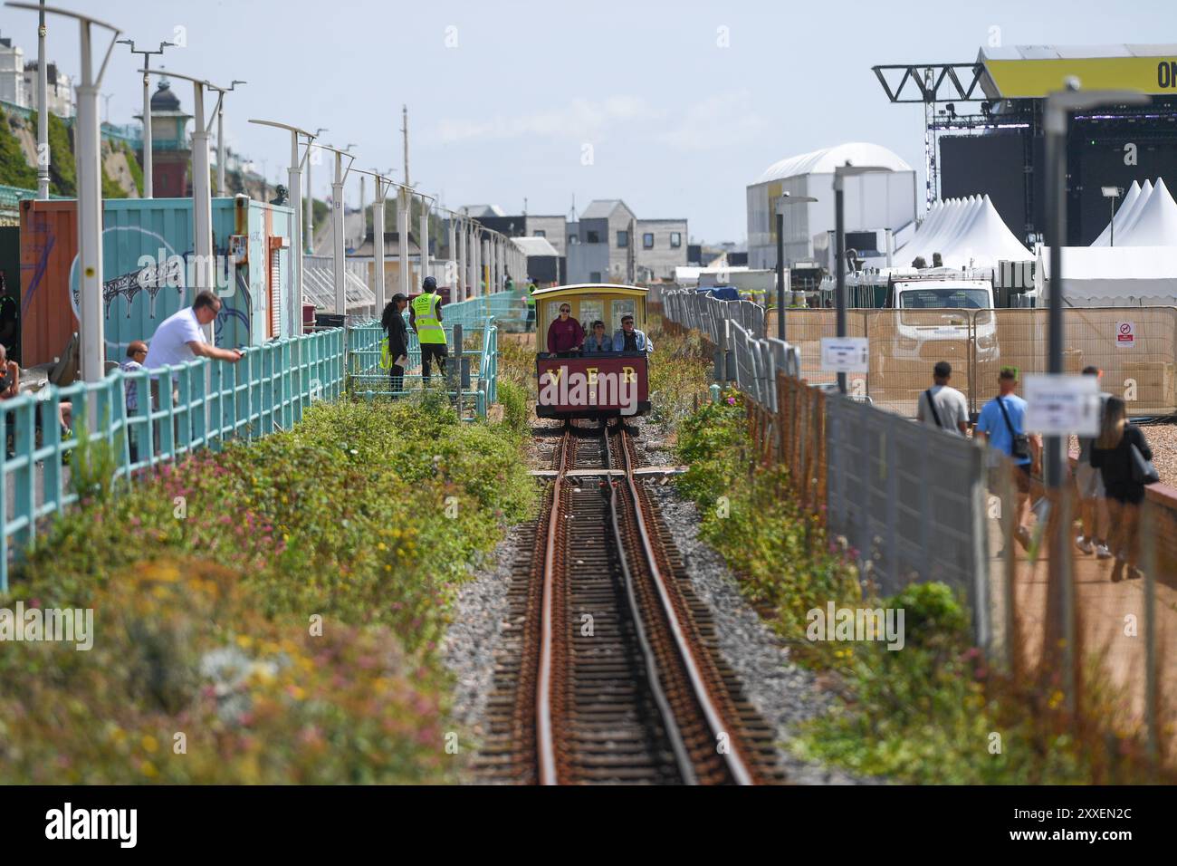 Die Volks Electric Railway ist die weltweit älteste funktionierende Eisenbahn in Brighton und verläuft entlang der Küste nahe dem Brighton Pier. Stockfoto