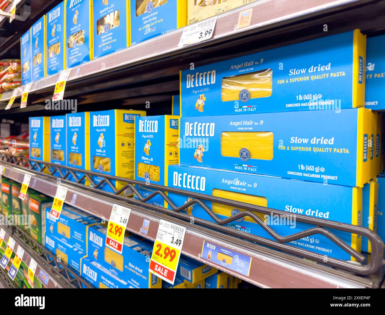Los Angeles, Kalifornien, USA - 14.04.2024: Blick auf mehrere Regale für de Cecco-Pasta im Laden. Stockfoto