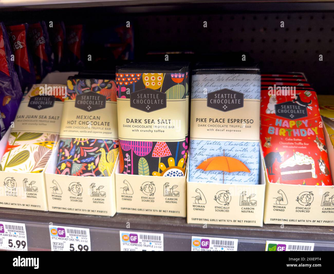Los Angeles, Kalifornien, USA - 14.04.2024: Ein Blick auf mehrere Pakete von Seattle Chocolate Bars, ausgestellt in einem örtlichen Lebensmittelgeschäft. Stockfoto