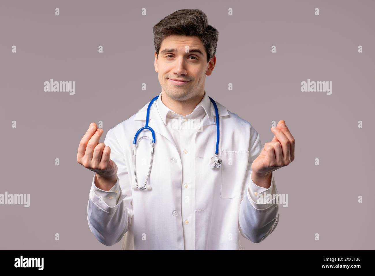 Lächelnder verderblicher Arztmann in weißer medizinischer Mantelform, der Geld-Geste auf weißem Atelierhintergrund fragt. Reifer Doktor lächelt, leicht zugänglich Stockfoto