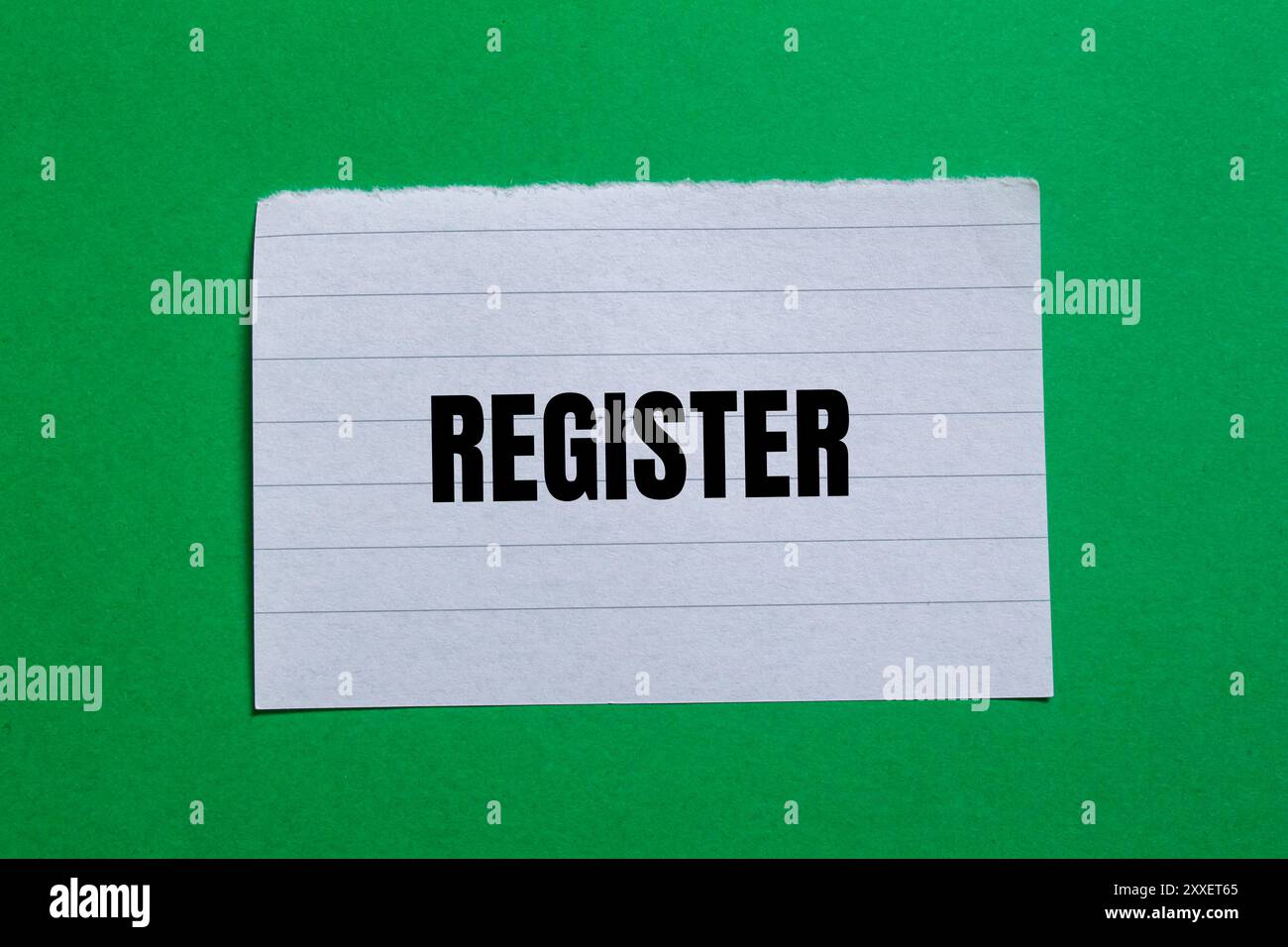 Registrierungsnachricht auf gerissenem Papierstück mit grünem Hintergrund geschrieben. Konzeptionelles Register-Symbol. Kopierbereich. Stockfoto