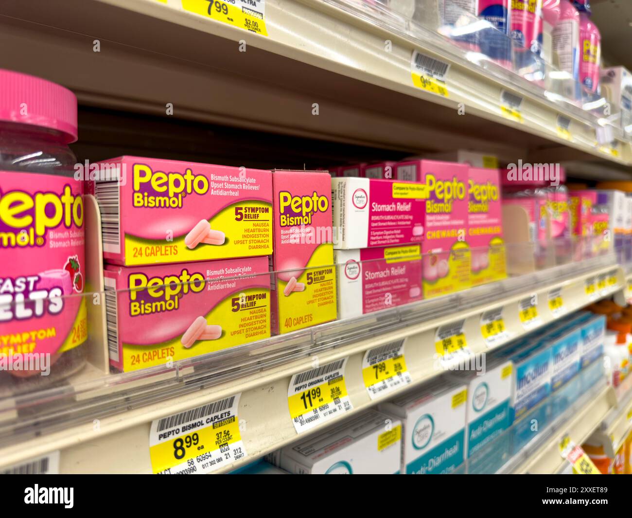 Los Angeles, Kalifornien, USA - 14.04.2024: Eine Ansicht mehrerer Pepto Bismol Kapseln in einem örtlichen Lebensmittelgeschäft. Stockfoto
