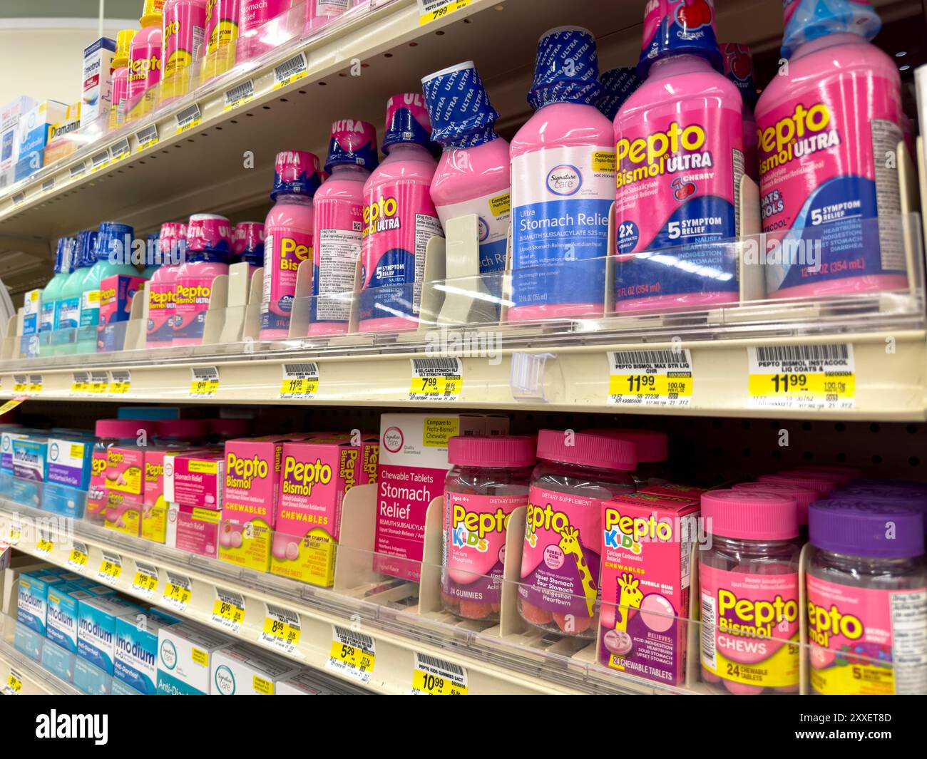Los Angeles, Kalifornien, USA - 14.04.2024: Blick auf mehrere Regale, die der Pepto Bismol-Medizin gewidmet sind, in einem örtlichen Lebensmittelgeschäft. Stockfoto