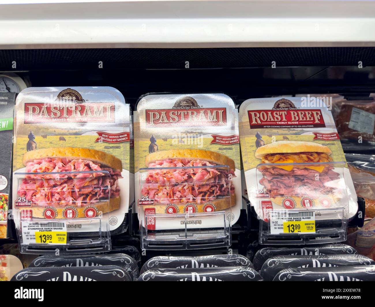 Los Angeles, Kalifornien, USA - 14.04.2024: Ein Blick auf mehrere Pakete von Stoneridge Ranch Pastrami, ausgestellt in einem örtlichen Lebensmittelgeschäft. Stockfoto