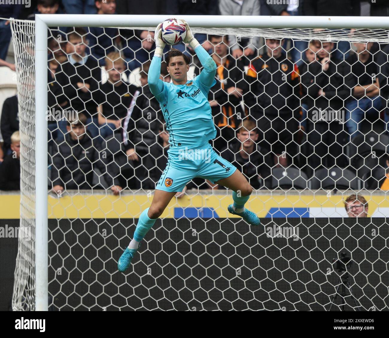 Rumpf, Großbritannien. August 2024. Ivor Pandur von Hull City fängt den Ball beim Sky Bet Championship Match Hull City gegen Millwall im MKM Stadium, Hull, Großbritannien, 24. August 2024 (Foto: Alfie Cosgrove/News Images) in Hull, Großbritannien am 24. August 2024. (Foto: Alfie Cosgrove/News Images/SIPA USA) Credit: SIPA USA/Alamy Live News Stockfoto