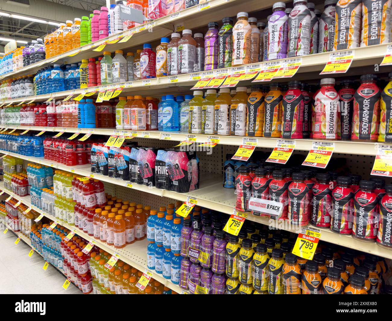 Los Angeles, Kalifornien, USA - 14.04.2024: Blick auf mehrere Regale für Sportgetränke im Laden. Stockfoto