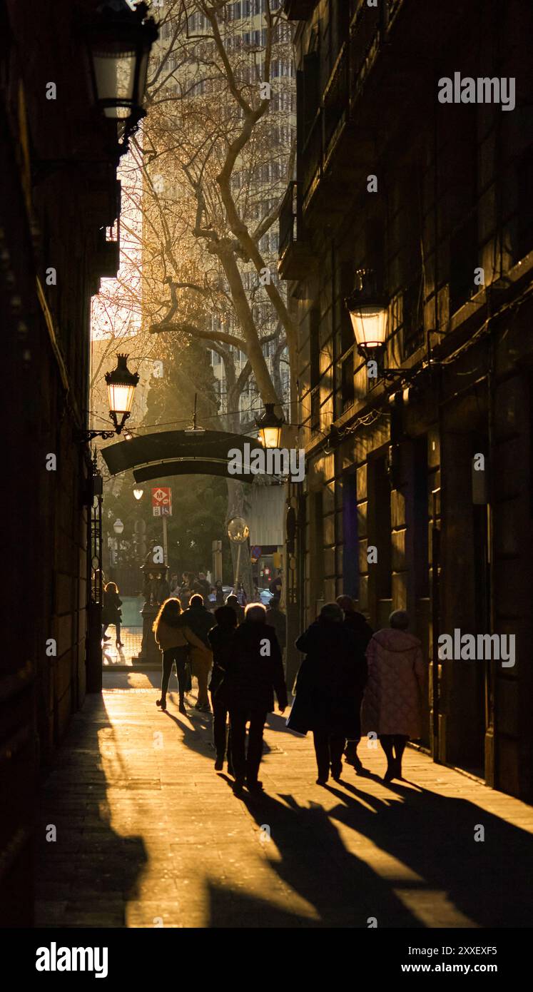 Spaziergang durch das gotische Viertel Barri in Barcelona bei Sonnenuntergang Stockfoto