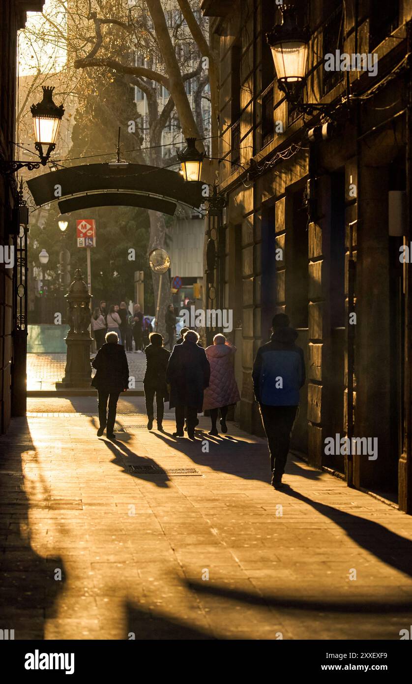 Spaziergang durch das gotische Viertel Barri in Barcelona bei Sonnenuntergang Stockfoto