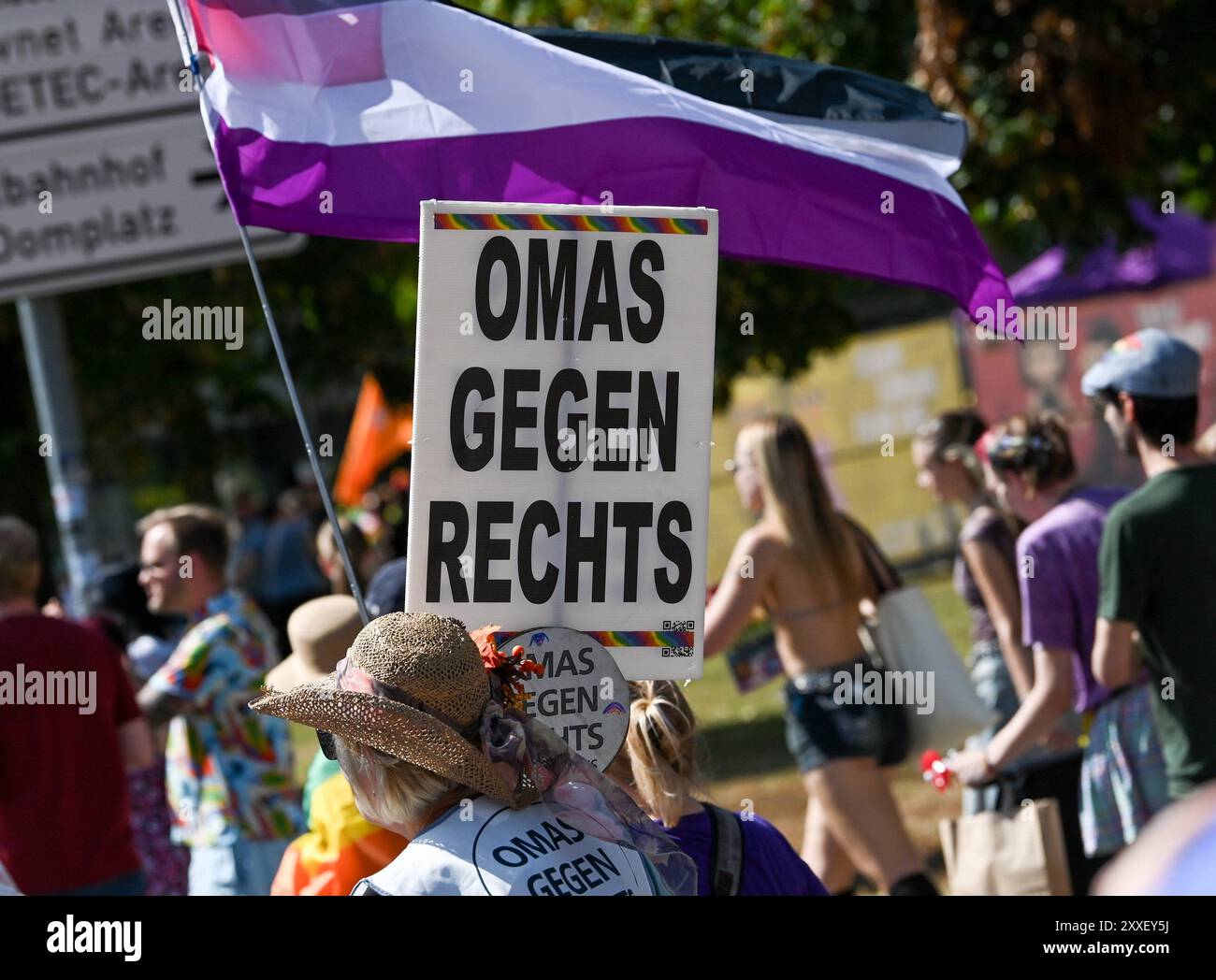 Magdeburg, Deutschland. August 2024. Anhänger der Initiative „Grannies Against the Right“ laufen während des Christopher Street Day (CSD) durch das Stadtzentrum. Tausende von Menschen gehen auf die Straße für Vielfalt und Toleranz. Quelle: Heiko Rebsch/dpa/Alamy Live News Stockfoto