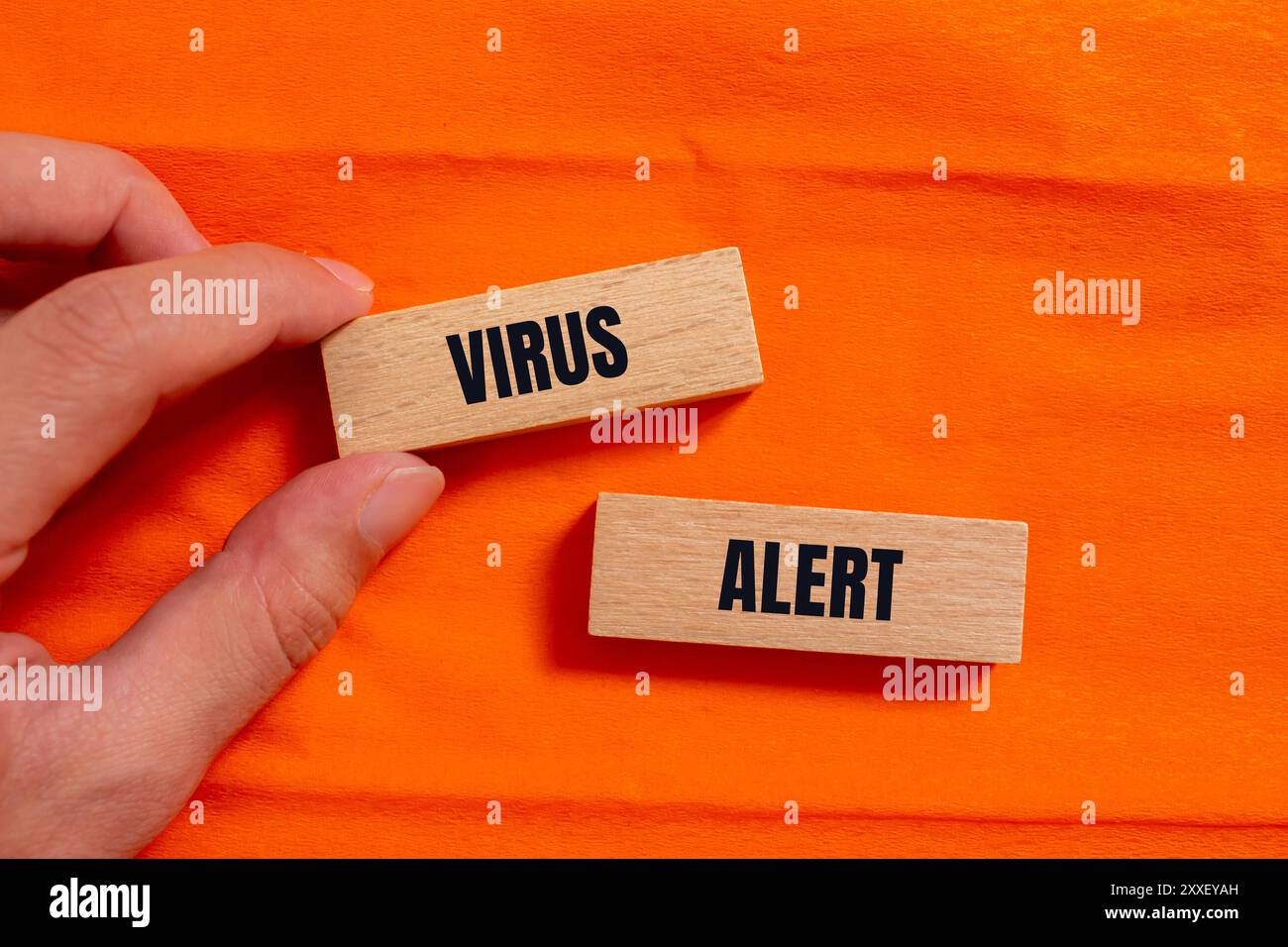 Viruswarnmeldung auf Holzblöcken mit orangem Hintergrund geschrieben. Konzeptionelles Virus-Warnsymbol. Kopierbereich. Stockfoto